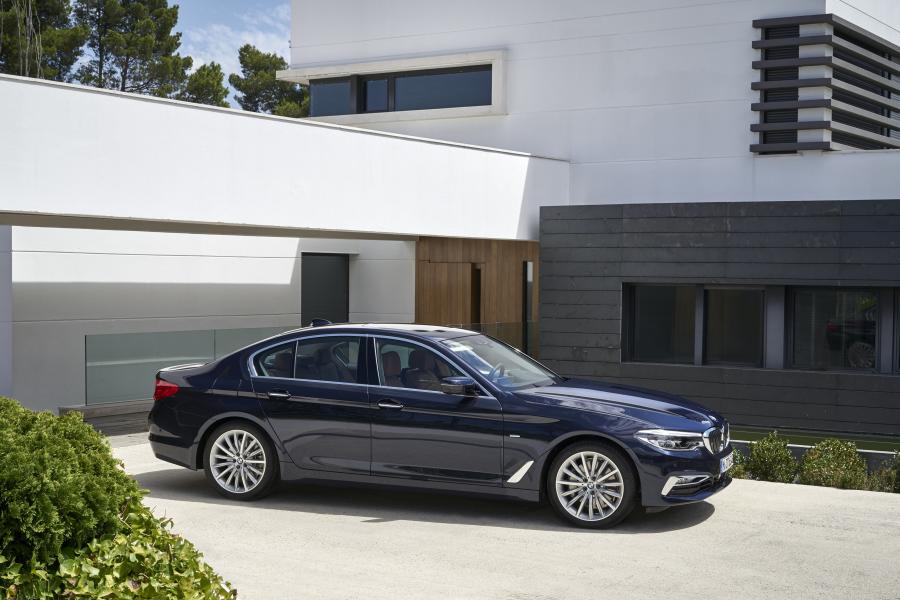  BMW 530d xDrive Sedan Luxury Line 2017 года  (WW) (фото 26 из 61)